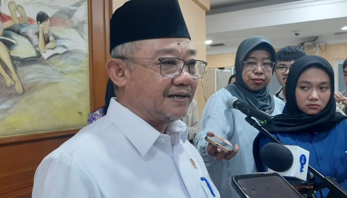 Detik-Detik Siswa Makan MBG di Tengah Bangunan Kelas Rusak, Pemerintah Pastikan Perbaikan 3-4 Bulan